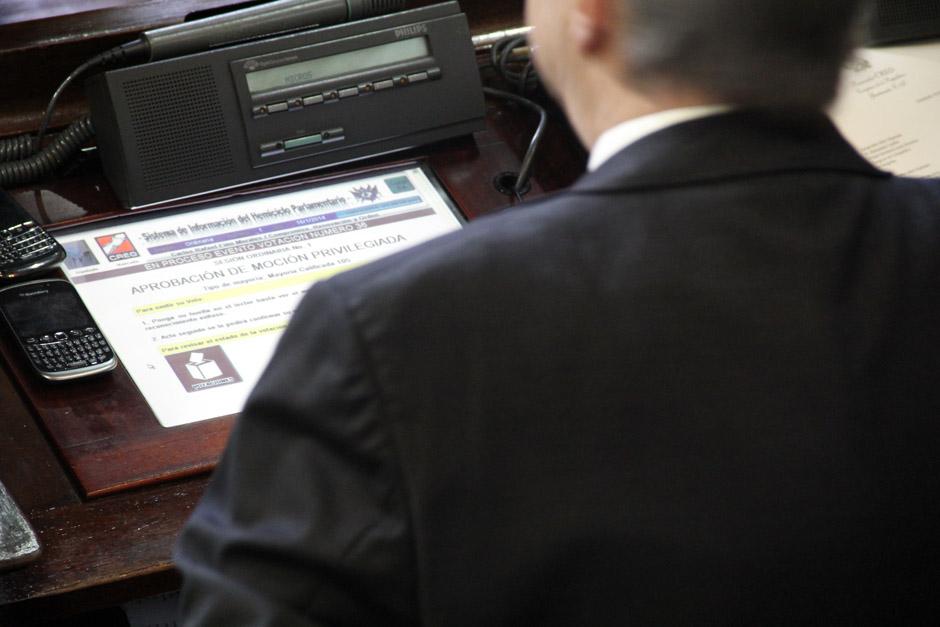 Diputados votan en el tablero electr&oacute;nico por la aprobaci&oacute;n de la Moci&oacute;n Privilegiada que incluy&oacute; la ampliaci&oacute;n presupuestaria por 1 mil 500 millones de quetzales. (Foto: Jes&uacute;s Alfonso/Soy502)