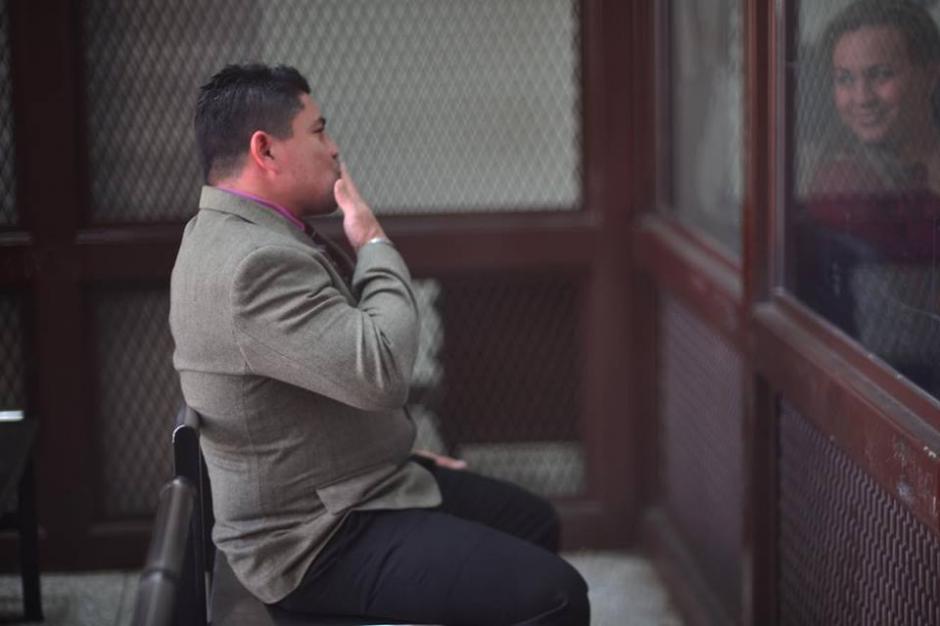 Marvin Montiel Marín, alías "El Taquero" se despidió así de su esposa al momento de escuchar la sentencia de 820 años de cárcel. &nbsp;(Foto: &nbsp;Jesús Alfonso/Soy502)&nbsp;