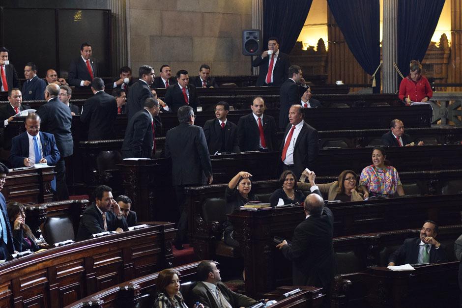Mario Taracena, de la UNE, ofrece dinero a LIder señalándolos de "brutos" por dejarse llevar por el Partido Patriota. (Foto: Esteban Biba/Soy502)