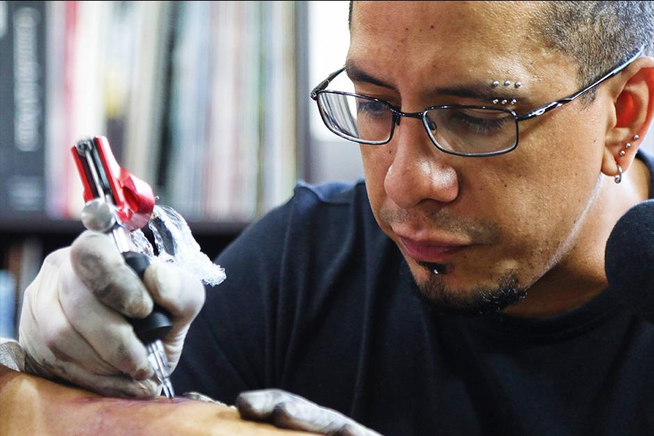 Byron Masdeu se dedica a tatuar desde hace 26 a&ntilde;os. (Foto: Alejandro Bal&aacute;n/Soy502)