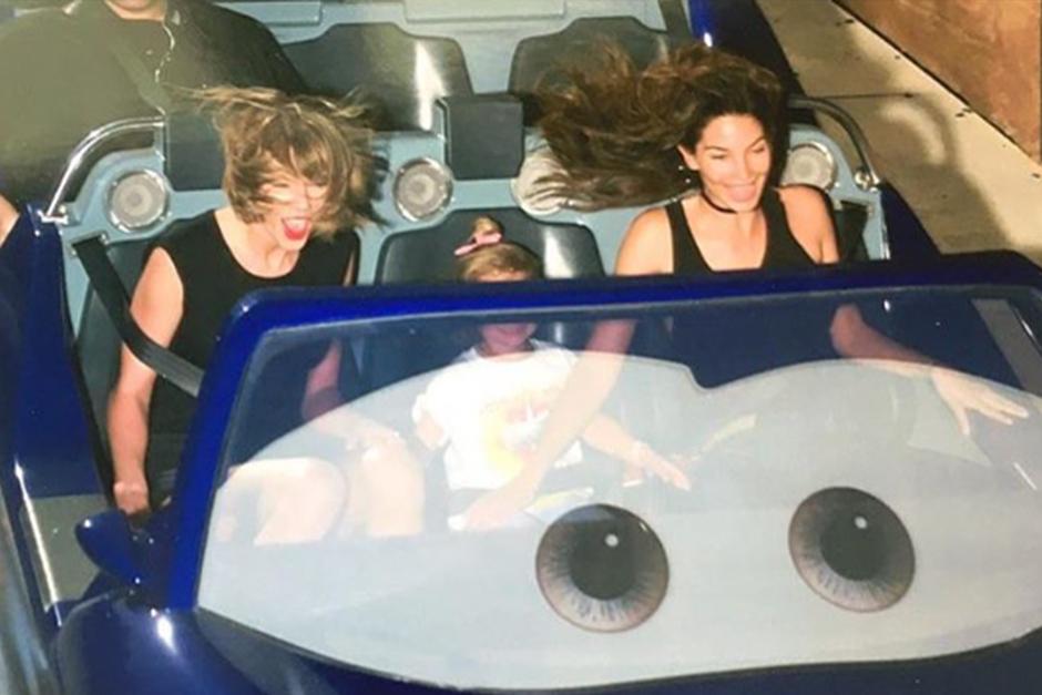 La imagen se ha hecho viral y ha sido muy comentada por los fan&aacute;ticos de la rubia, todo esto debido a la curiosa "pose" en la que aparece el guardaespaldas de la estrella pop. (Foto: Instagram)