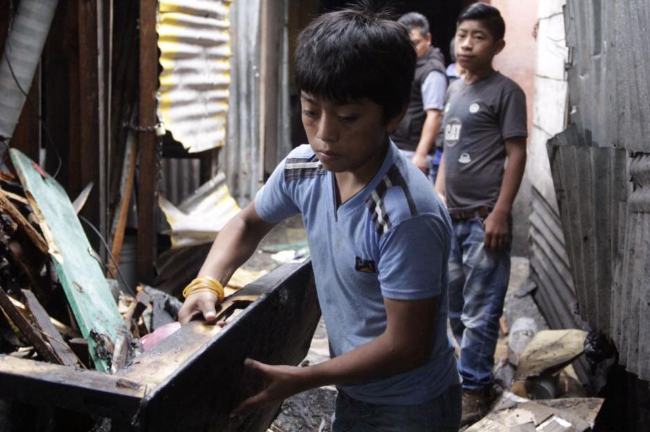 Cuatro menores de edad fueron rescatados del incendio. (Foto: Fredy Hern&aacute;ndez/Soy502) 