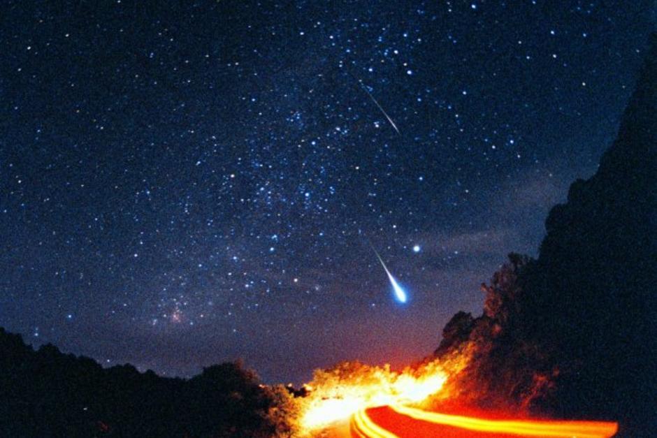 Foto de archivo de meteoritos entrando a la atm&oacute;sfera. (EFE)