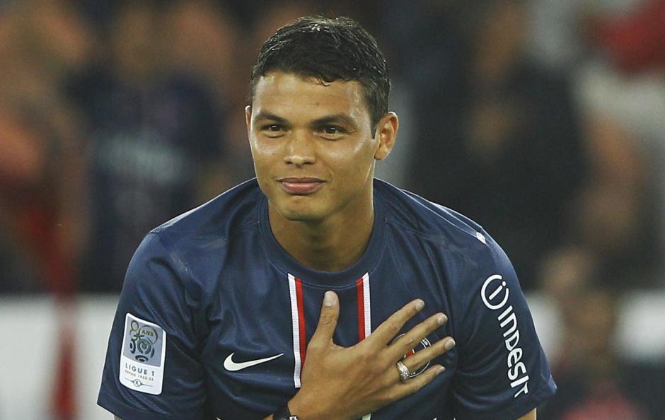 Thiago Silva demostr&oacute; su gran coraz&oacute;n con un gesto hacia el ni&ntilde;o que lo acompa&ntilde;&oacute; hasta el campo. (Foto: AFP)&nbsp;