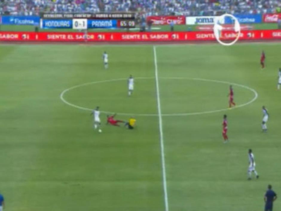Este fue el momento en el que un jugador paname&ntilde;o atropella al &aacute;rbitro Yadiel Mart&iacute;nez. (Foto: Captura de video)