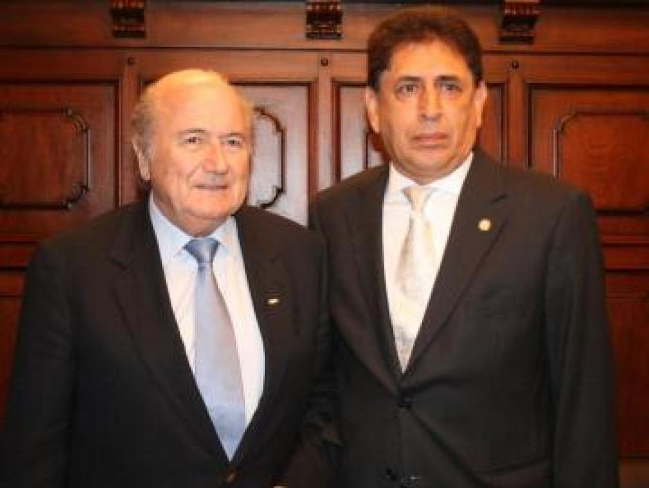 Brayan Jim&eacute;nez y Joseph Blatter en la &uacute;ltima visita del expresidente de Fifa a Guatemala en 2011.&nbsp; (Foto: Soy502)