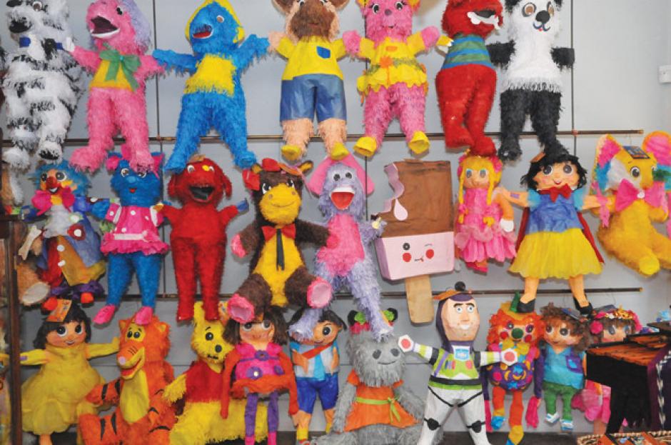 Las pi&ntilde;atas elaboradas con armaz&oacute;n de alambre y forradas con papel peri&oacute;dico y papel de china, le agregan un toque de cultura popular a los art&iacute;culos que distribuye la tienda. (Foto: Providence Monthly)