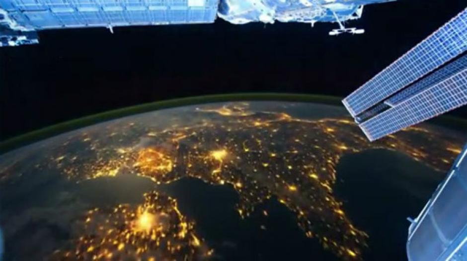 Las luces en la noche, auroras boreales y lluvias de meteoros ambientan esta fascinante postal. (Foto: Cortes&iacute;a NASA)&nbsp;