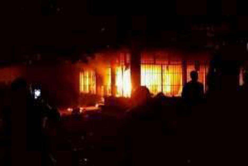 Se estima que alrededor de mil pobladores inconformes con los cortes de energ&iacute;a el&eacute;ctrica y cobros excesivos saquearon e incendiaron la sede de Energuate ubicada en Tiquisate, Escuintla. (Foto: Twitter)