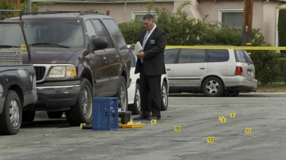 Las fuerzas de seguridad recaban evidencias en el lugar de los hechos. (Foto: Infobae)