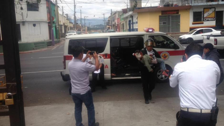 Un menor de 7 años que recibió tres disparos en la cabeza fue trasladado a un centro asistencial por los socorristas. (Foto William González)
