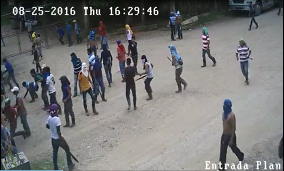 Un grupo de  al menos 250 personas tom&oacute; las instalaciones de la empresa NaturAceites. (Foto: Captura de YouTube)