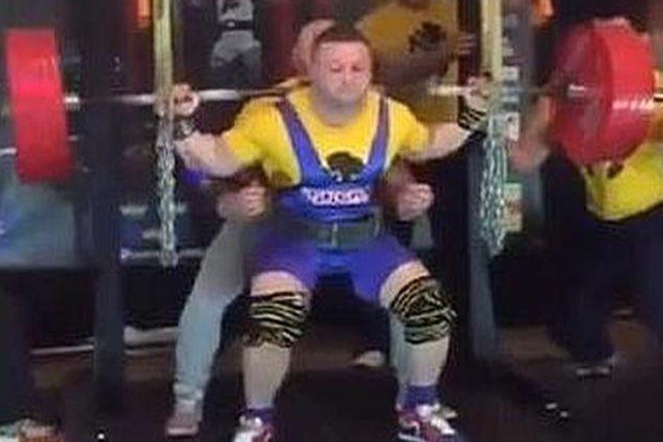 Tommy Dolan se fractu&oacute; ambas piernas al intentar levantar 617 libras. (Foto: YouTube)