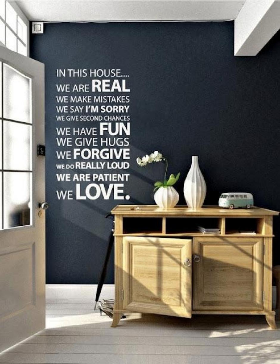 Tonos oscuros con molduras claras. Antes de decidir qu&eacute; color vas a utilizar, verifica que el espacio tenga una entrada de luz natural. Al pintar los muros oscuros, utiliza accesorios en colores claros y cortinas transl&uacute;cidas.&nbsp;