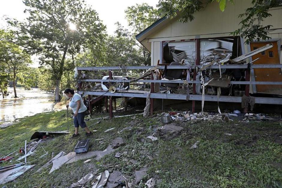 Varias viviendas sufrieron da&ntilde;os debido a las fuertes lluvias del fin de semana. (Foto EFE)