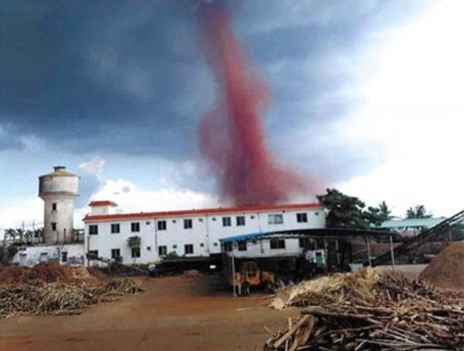 Un tornado de color rojo provoc&oacute; estragos en China. (Foto: www.dailymail.co.uk/)