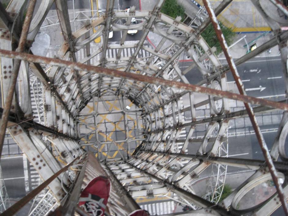 Un artista guatemalteco hizo Rooftopping en el pa&iacute;s. (Foto: Panchorizo)