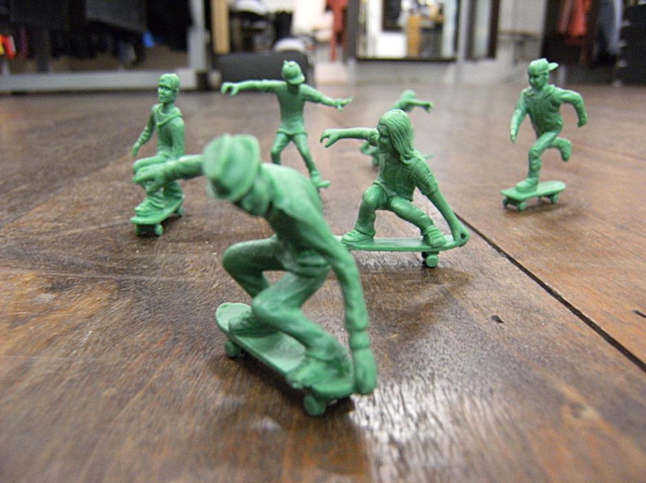 Los tradicionales soldaditos de pl&aacute;stico ahora tienen competencia. Los Toy Boarders, son juguetes muy parecidos que en lugar de armas tienen patinetas. (Foto: stigmatic.nl)