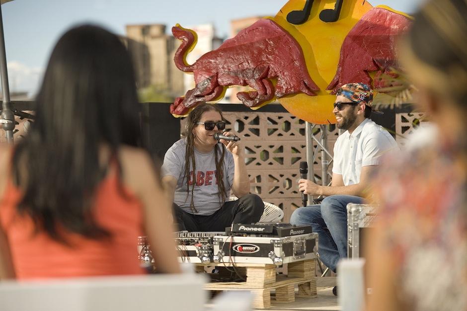 Toy Selectah vino a Guatemala para impartir una charla a m&uacute;sicos nacionales para que participen en el Red Bull Music Academy 2014, a celebrarse en Jap&oacute;n. (Foto: J.J. Marroqu&iacute;n)&nbsp;