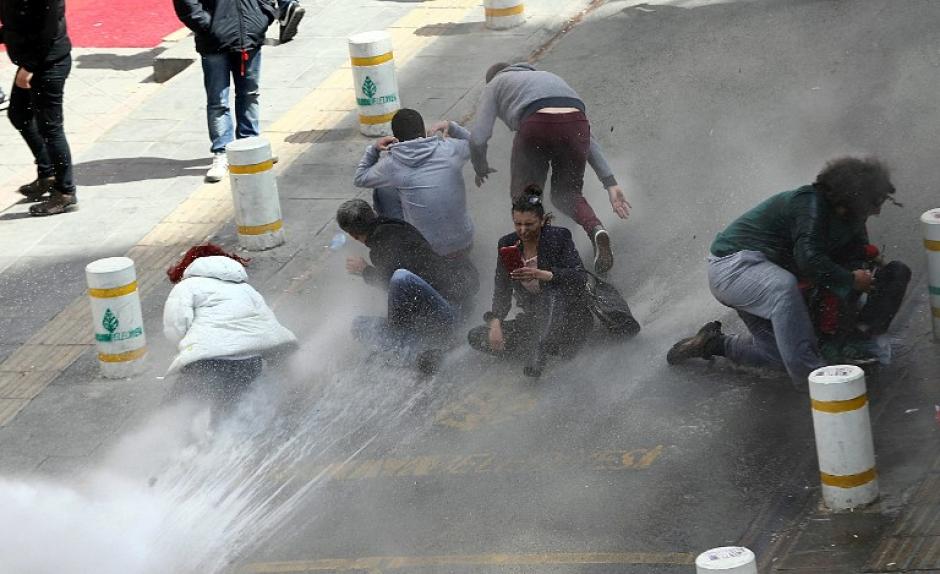 Polic&iacute;a antidisturbios de Estambul, una de las principales ciudades de Turqu&iacute;a lanza ca&ntilde;ones de agua a manifestantes que intentaron llegar a la plaza principal durante la marcha del d&iacute;a del trabajo. (Foto:AFP)&nbsp;