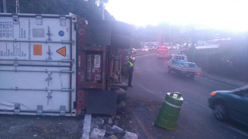 Un tr&aacute;iler volc&oacute; en el kil&oacute;metro 17 de la ruta Interamericana y provoca largas filas de veh&iacute;culos. (Foto: @SantosDalia)