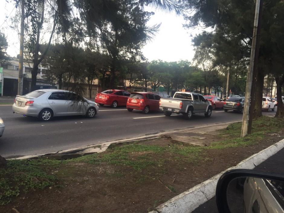 Los usuarios de redes sociales reportaron fuerte carga vehicular en el Perif&eacute;rico de Norte a Sur. (Foto: @chalytroquer)
