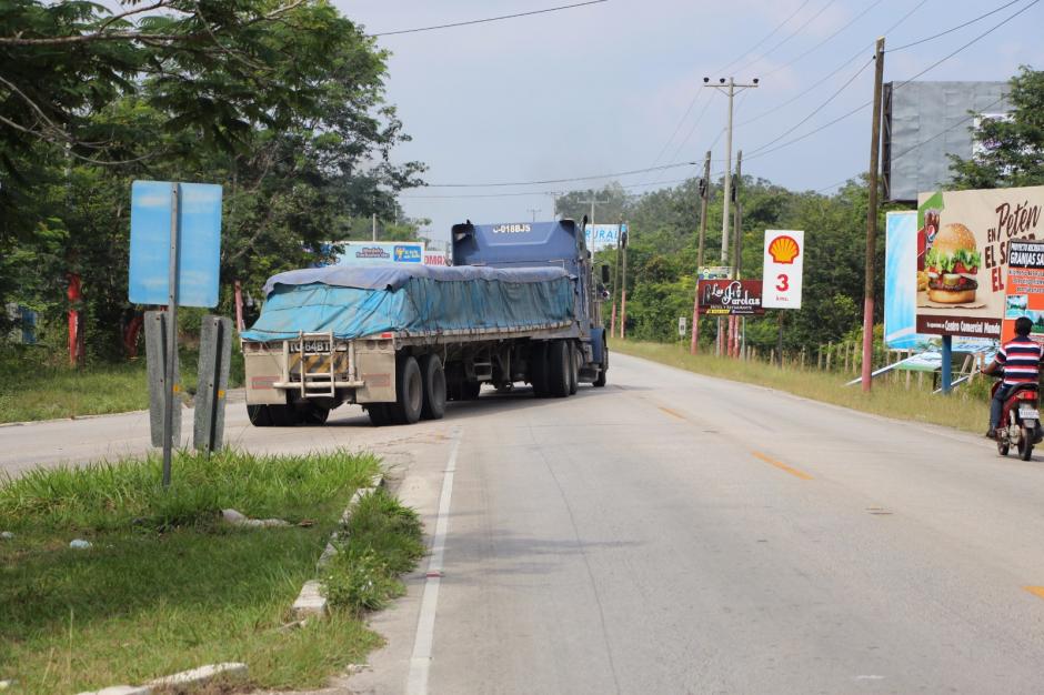 M&aacute;s de 350 tr&aacute;ileres fueron movilizados durante la madrugada de este domingo. (Foto: PNC)