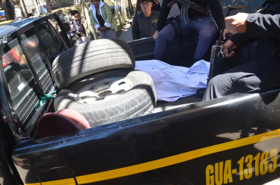 El cad&aacute;ver del capit&aacute;n retirado Francisco Arana, encontrado en su celda en la c&aacute;rcel Fraijanes 1, fue trasladado a la morgue del Inacif en una patrula de la PNC. (Foto: Nuestro Diario)&nbsp;