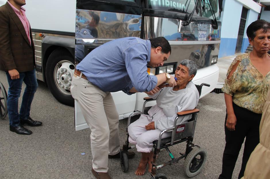 Luis Enrique Monterroso, ministro de Salud, convers&oacute; con los pacientes que fueron trasladados.&nbsp;(Foto Marcia Zavala/Soy502)