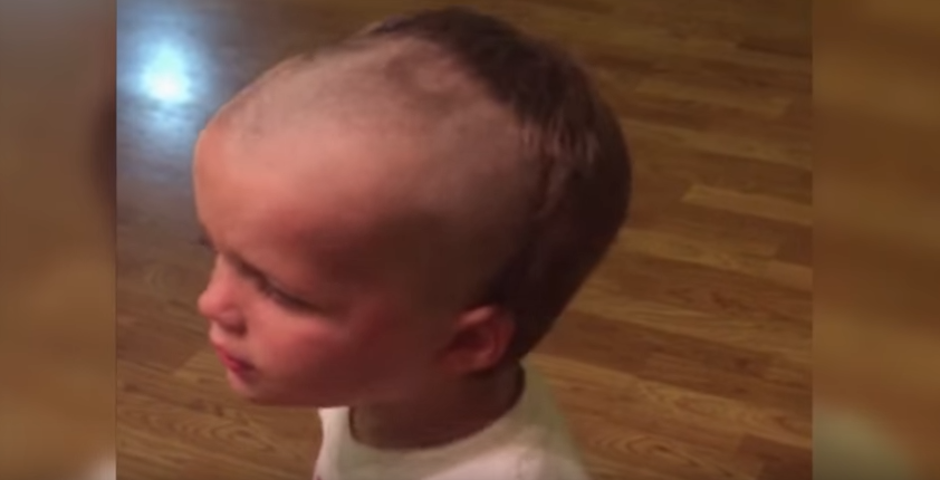 la travesura de este ni&ntilde;o le cost&oacute; caro. &nbsp;Un simple juego con la rasuradora de su papa hizo que su cabello de frente desapareciera. (Foto: Youtube)&nbsp;