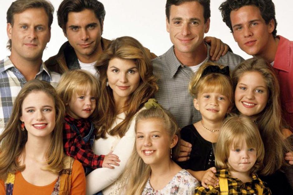 Esta c&oacute;mica comedia se emiti&oacute; durante ocho temporadas entre 1987 y 1995 en la cadena ABC y retrataba las experiencias de tres hombres que criaban a tres ni&ntilde;as en San Francisco.