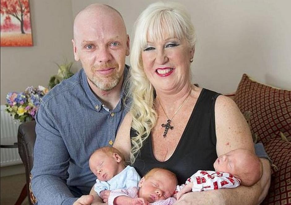 Esta pareja tras someterse a un tratamiento de fecundaci&oacute;n in vitro tuvo a trillizos. (Foto: Diario Correo)