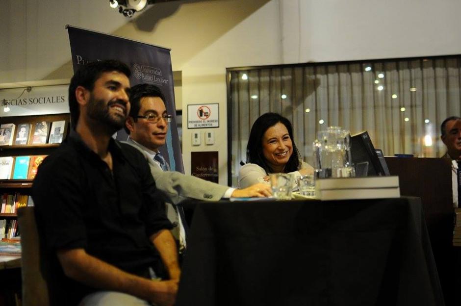 Enrique Naveda de Plaza Pública, Juan Luis Font de Contrapoder y Dina Fernández de Soy502, en la presentación de "My life in Juárez". (Foto: Alejandro Balán/Soy502)