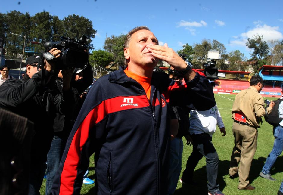 Enzo Trossero lanz&oacute; besos a los aficionados que lo recibieron en estadio del Tr&eacute;bol. (Foto: Luis Barrios/Soy502)