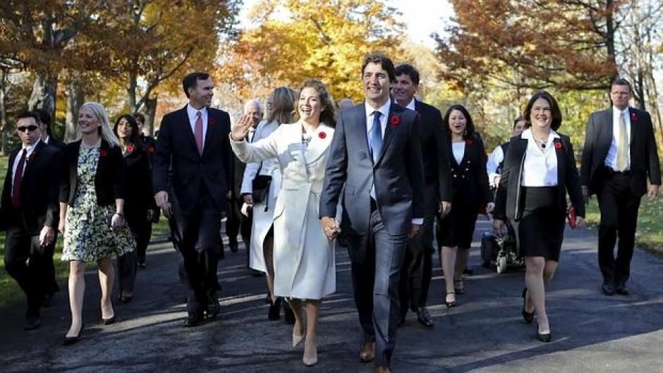 Trudeau junto a su esposa, seguido de los integrantes de su gabinete de gobierno. (Foto: abc.es)