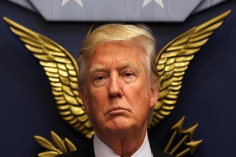 Trump firm&oacute; una orden ejecutiva para evitar el ingreso de ciudadanos de pa&iacute;ses musulmanes a Estados Unidos. (Foto: La Vanguardia)