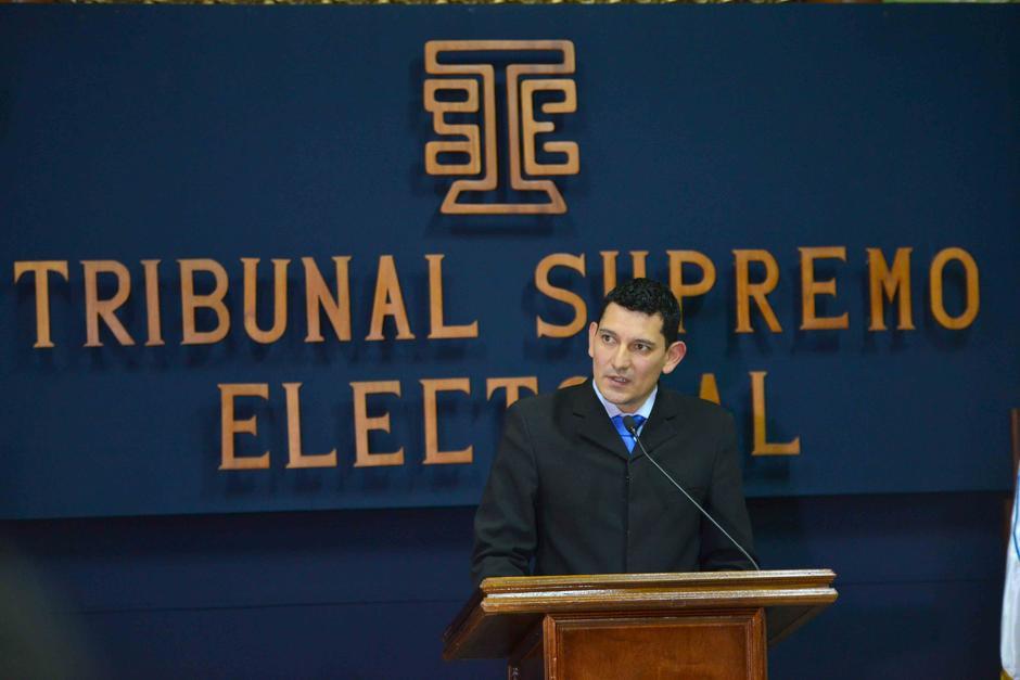 Julio Ochoa, vocero del TSE, da a conocer la resolución. (Foto: Jesús Alfonso/Soy502)