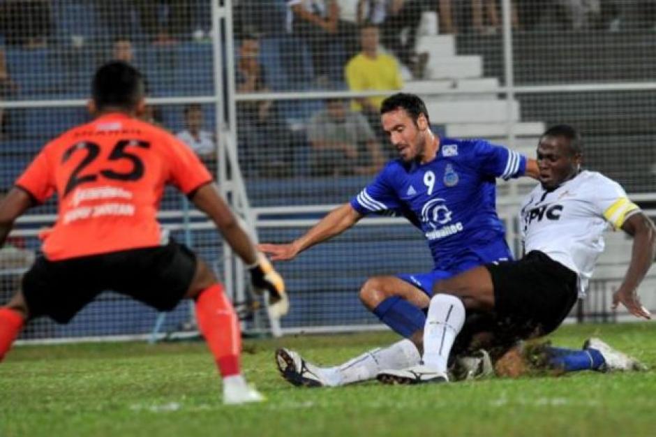 El futbolista nigeriano, David Faramola Oniya, (de blanco) se deplom&oacute;&nbsp; y falleci&oacute; en pleno partido amistoso en Malasia.(Foto: EuroSportUK)