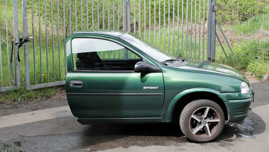 El esposo despechado cort&oacute; su autom&oacute;vil a la mitad. (Foto: Clar&iacute;n)