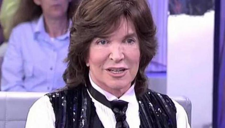 Camilo Sesto luci&oacute; un rostro evidentemente intervenido por un cirujano durante su &uacute;ltima presentaci&oacute;n en televisi&oacute;n. (Foto: Twitter)