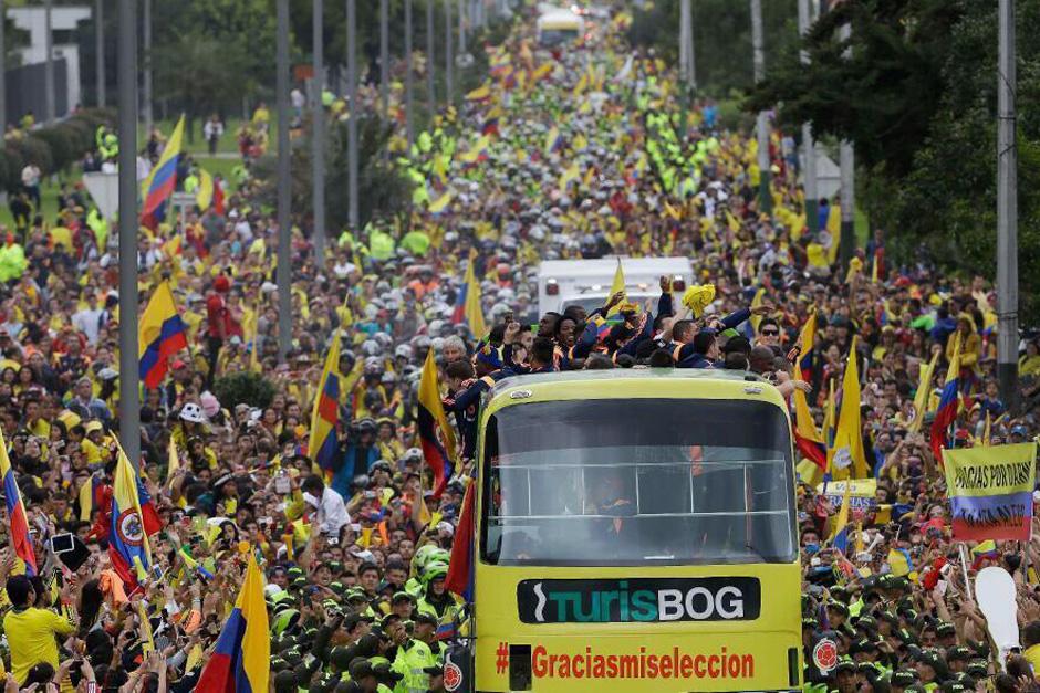 Los colombianos fueron recibidos por una caravana desde el aeropuerto de Bogot&aacute;. (Foto: Twitter futbol_europa)