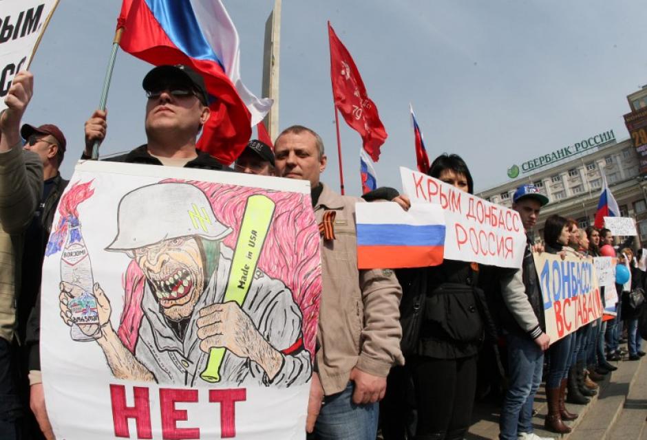 Un activista pro-ruso sostiene un signo con el texto "fascista ucraniano" durante una manifestaci&oacute;n en el centro de la ciudad ucraniana oriental de Donetsk el 15 de marzo de 2014 (Foto: AFP/ Alexander Khudoteply