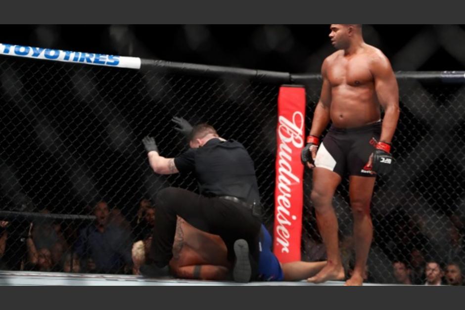 Alistair Overeem dej&oacute; tirado en el suelo a su oponente con dos rodillazos y se llev&oacute; la victoria en el UFC 209. (Foto: Stuff NZ)