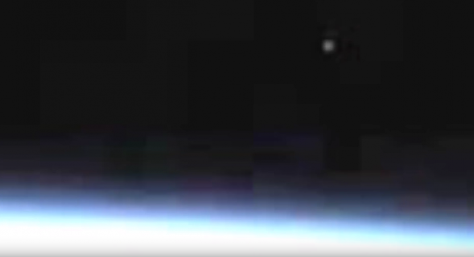 Un objeto luminoso se observó durante una transmisión en vivo de la NASA. (Captura de pantalla: Streetcap1/YouTube)