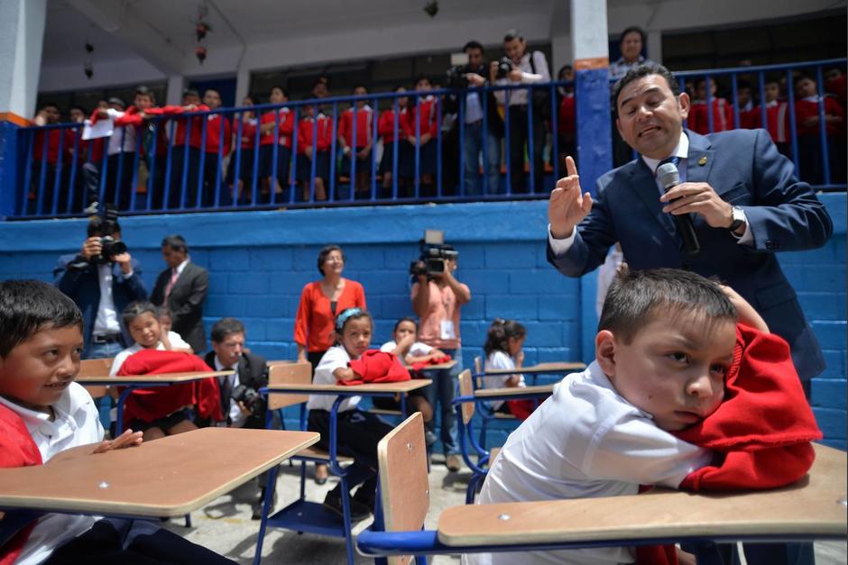 Los ni&ntilde;os luc&iacute;an desesperados por el largo discurso del Presidente bajo el sol. (Foto: Wilder L&oacute;pez/Soy502)