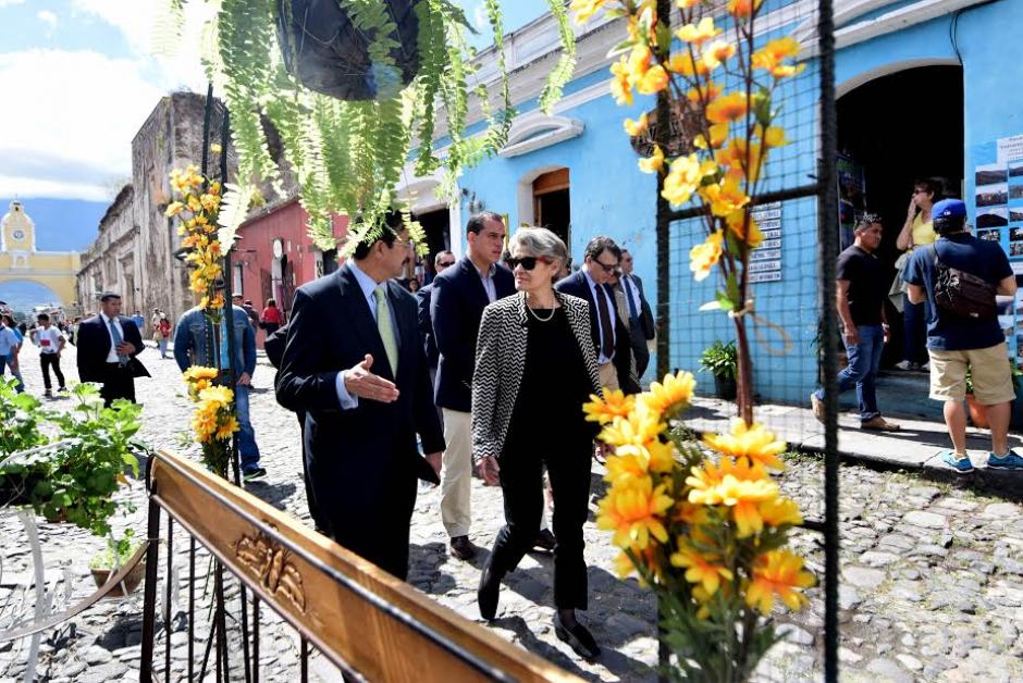 La directora general de la UNESCO realizó un recorrido en la ciudad colonial. En su paseo, contó con un guía de lujo: el cronista de la ciudad de Antigua Guatemala, Carlos Berdúo Samayoa. (Foto: UNESCO)