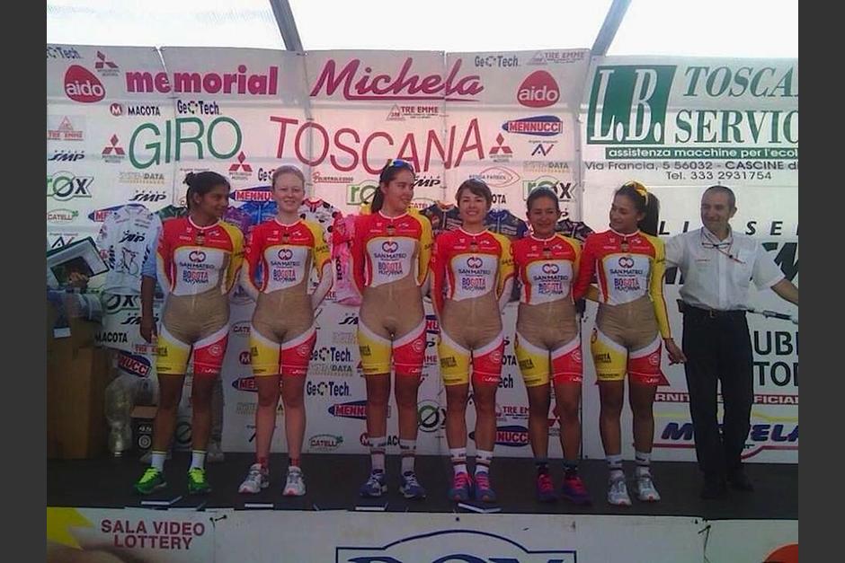 El uniforme del equipo femenino de ciclismo de Bogot&aacute;, Colombia, causa pol&eacute;mica. (Foto: 20 minutos.es) &nbsp;
