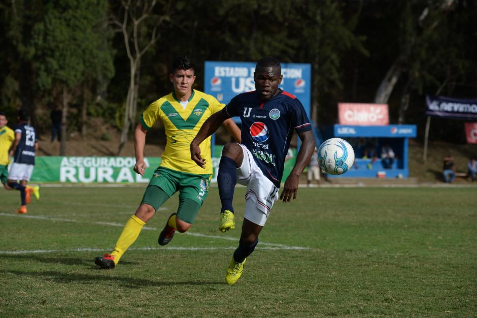 El hondure&ntilde;o, "Tyson" N&uacute;&ntilde;ez, de 42 a&ntilde;os, encabez&oacute; el ataque de la Universidad. (Foto: Diego Galiano/Nuestro Diario)