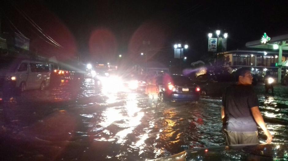 Varios veh&iacute;culos se quedaron varados tras las inundaciones. (Foto: Conred)