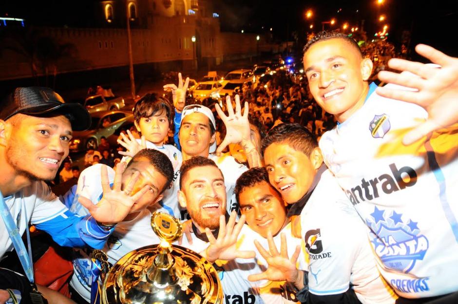 Los pentacampeones cremas mostraron la Copa a sus seguidores en la Avenida Reforma. (Foto: Nuestro Diario)